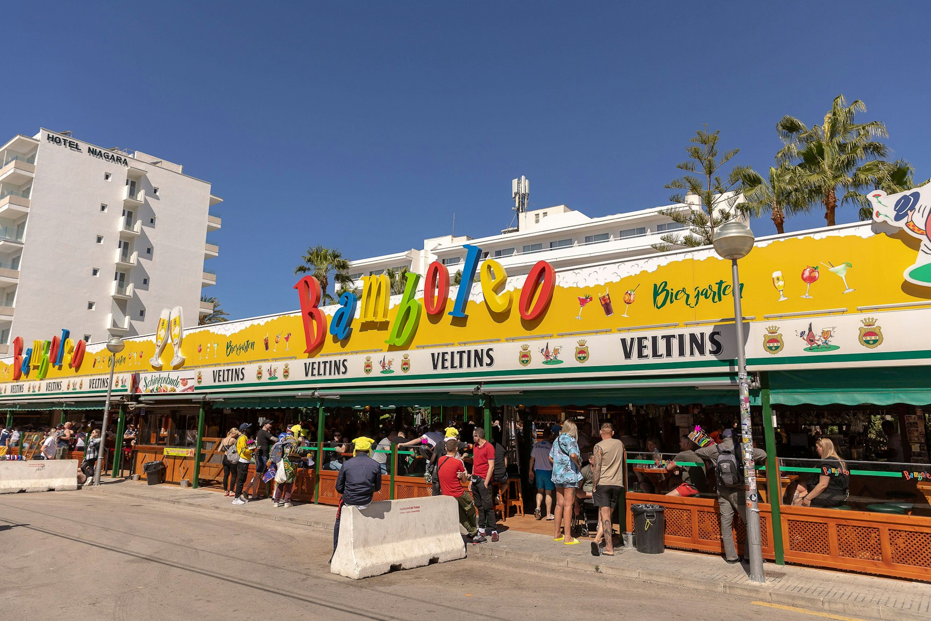 Der Biergarten des „Bamboleo“ auf der Schinkenstraße am Ballermann