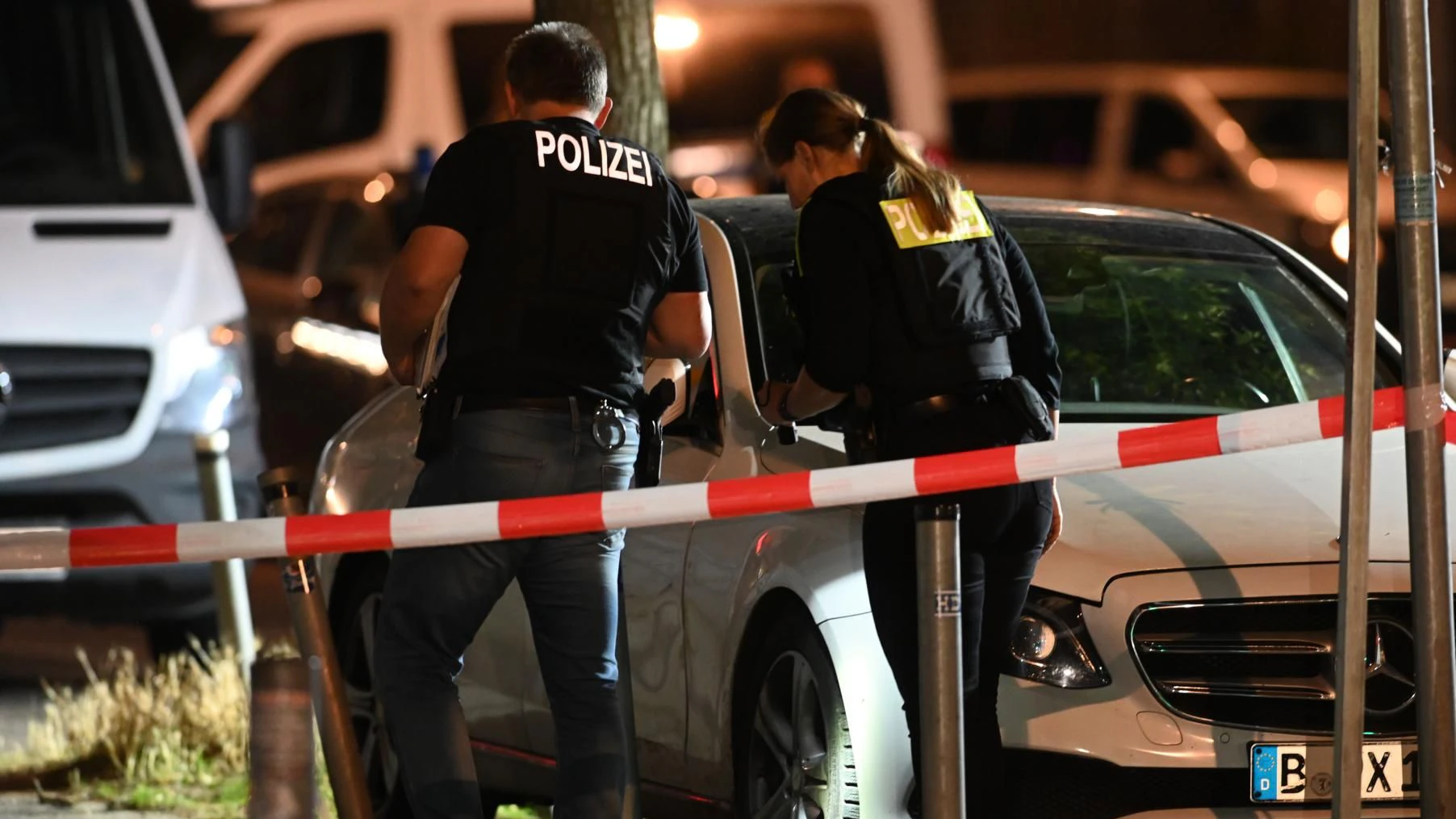 Nach einer Schießerei in Spandau sichern Polizisten Spuren.