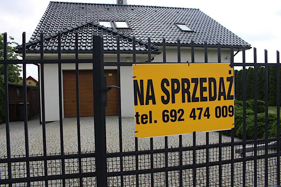 Ein zum Verkauf stehendes Haus in der polnischen Ortschaft Kunowice. Den Traum vom Eigenheim können sich in Deutschland viele nicht mehr erfüllen. Jenseits der deutsch-polnischen Grenze sieht das noch anders aus.