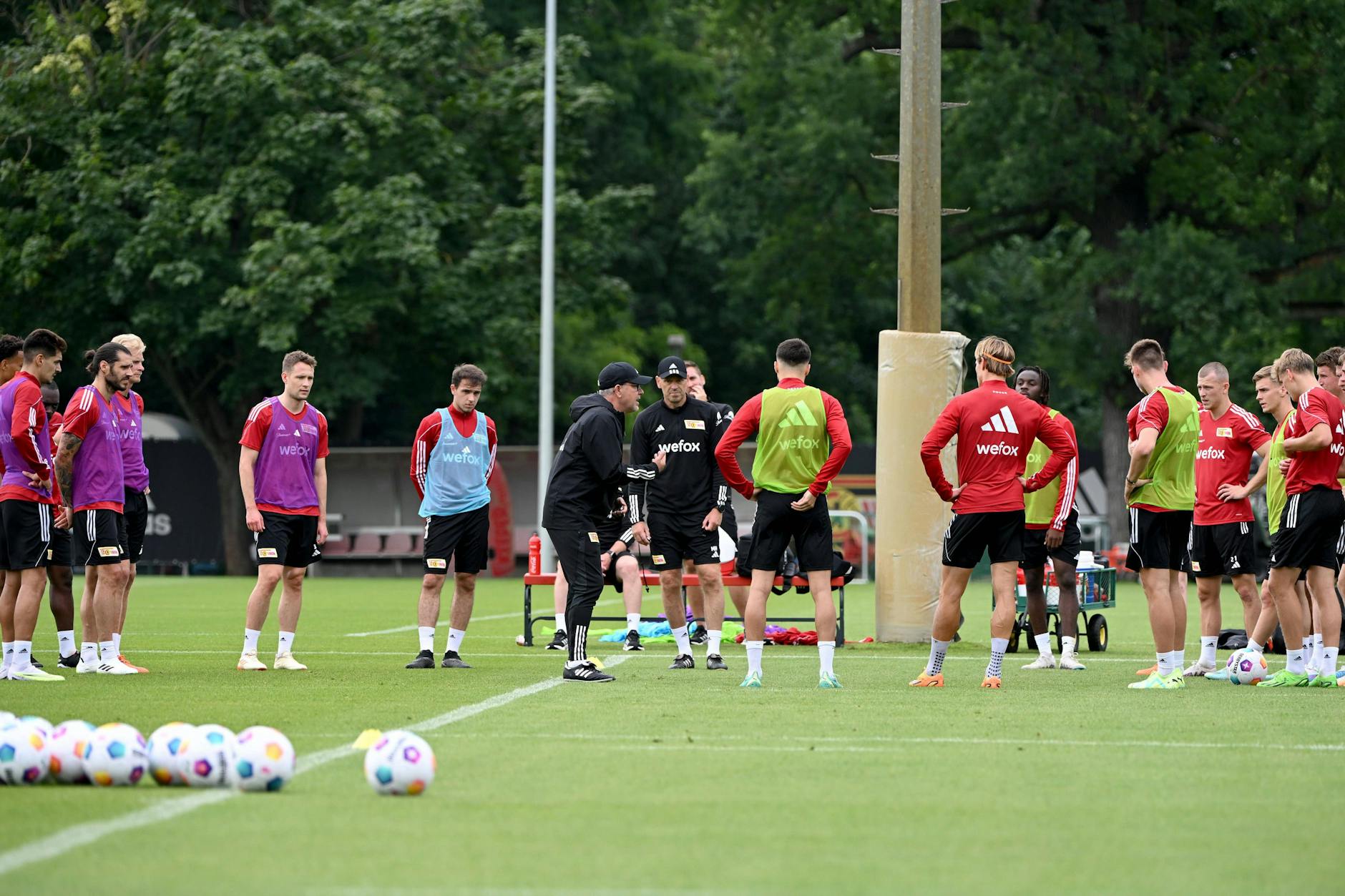 Urs Fischer macht den Profis des 1. FC Union schon beim ersten Training gleich mal eine Ansage.
