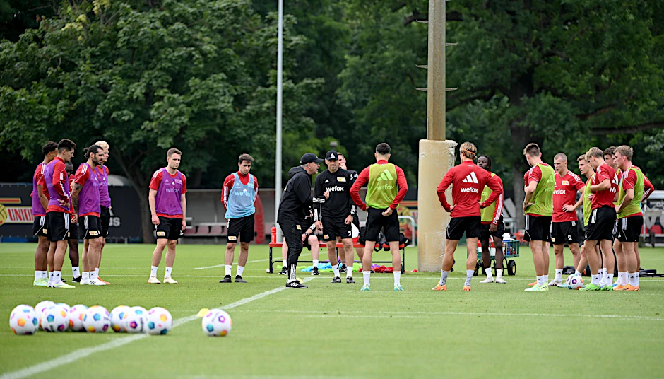 Urs Fischer macht den Profis des 1. FC Union schon beim ersten Training gleich mal eine Ansage.