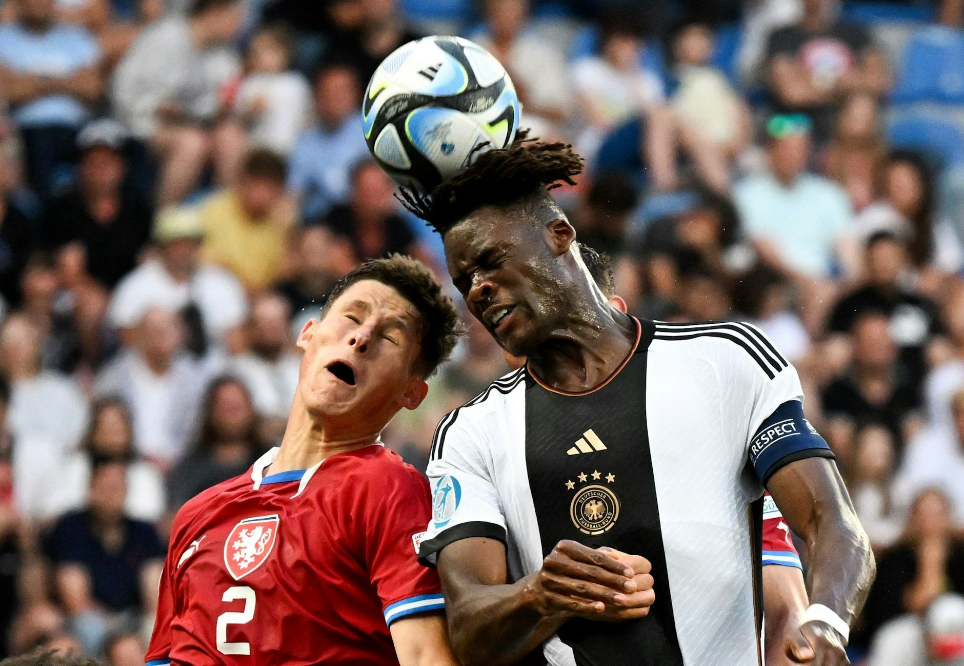 ARCHIV - Hat das Interesse von Inter Mailand geweckt: Yann Aurel Bisseck (r).