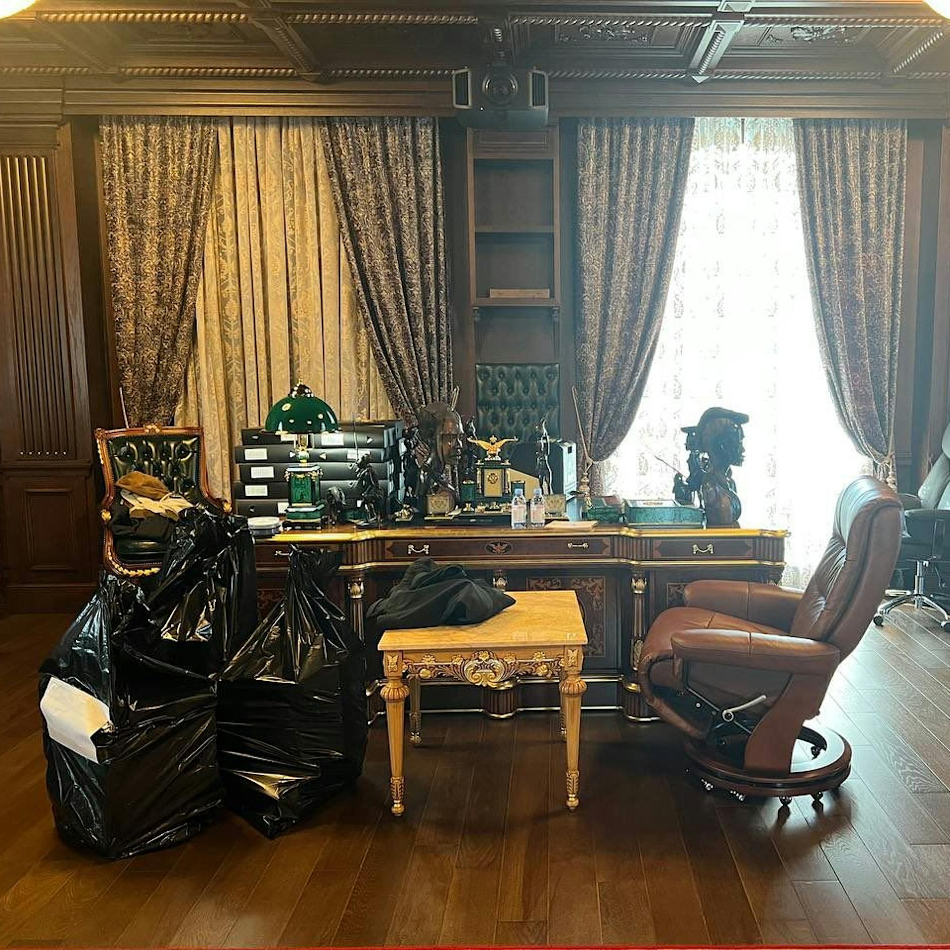 Jewgeni Prigoschin: Perücken, Waffen, Goldbarren – Aufnahmen aus Haus des Wagner-Chefs veröffentlicht