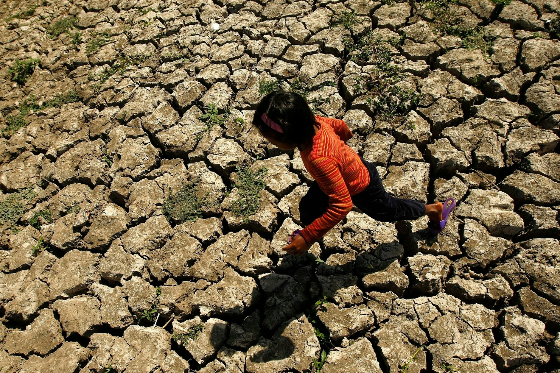 Ein philippinisches Kind läuft in der Provinz Cavite durch einen ausgetrockneten Bewässerungskanal.&nbsp;