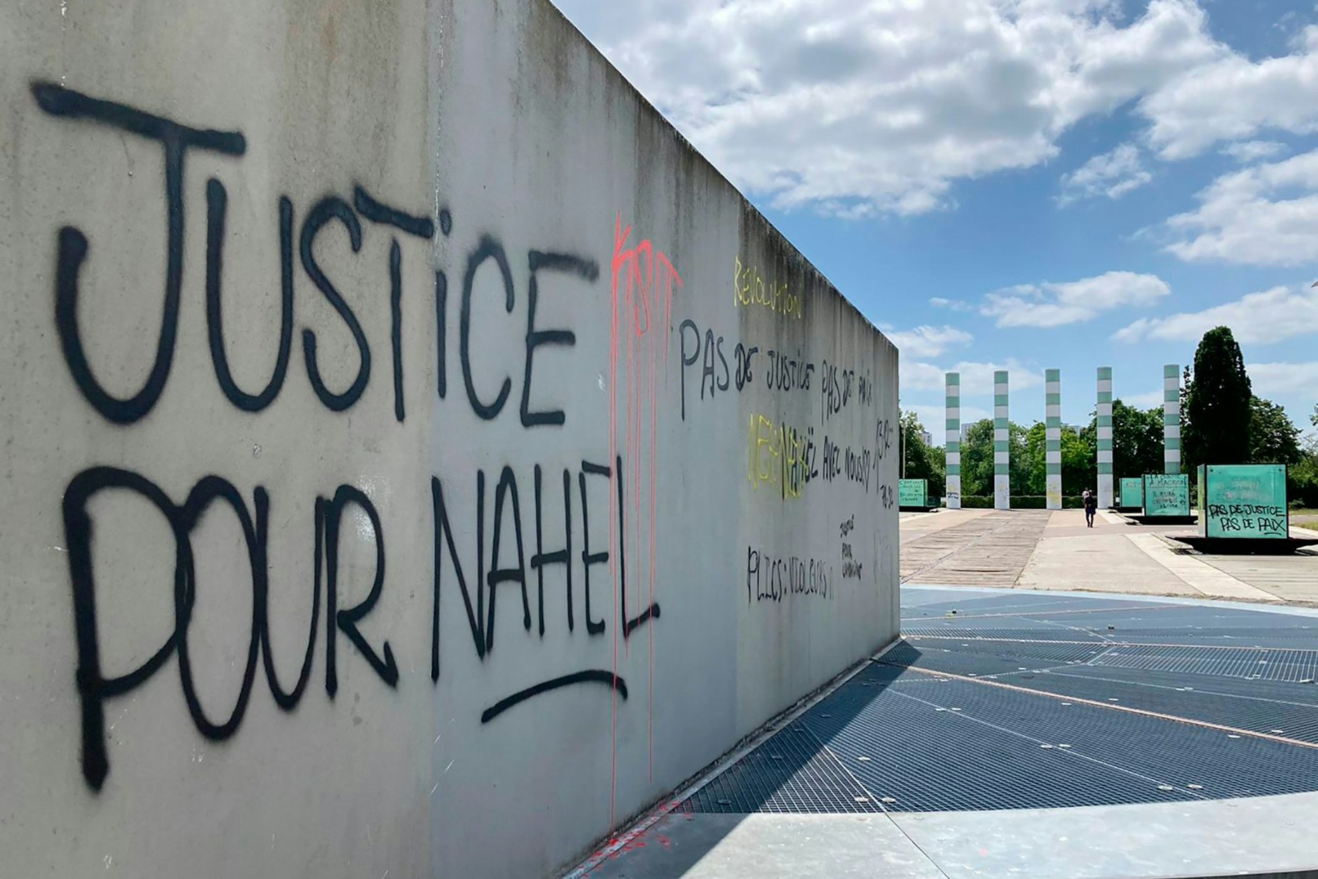 Ein Graffiti mit der Aufschrift «Gerechtigkeit für Nahel» wurde auf ein Denkmal zum Gedenken an die Opfer des Holocaust gesprüht.
