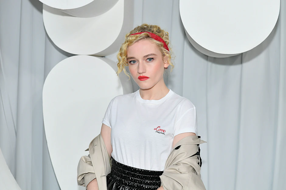 Menschen in weißen T-Shirts: „Ozark“-It-Girl Julia Garner in einer Version von Miu Miu. Das T-Shirt der Stunde ist nicht zu eng und hat einen halsnahen, runden Ausschnitt.