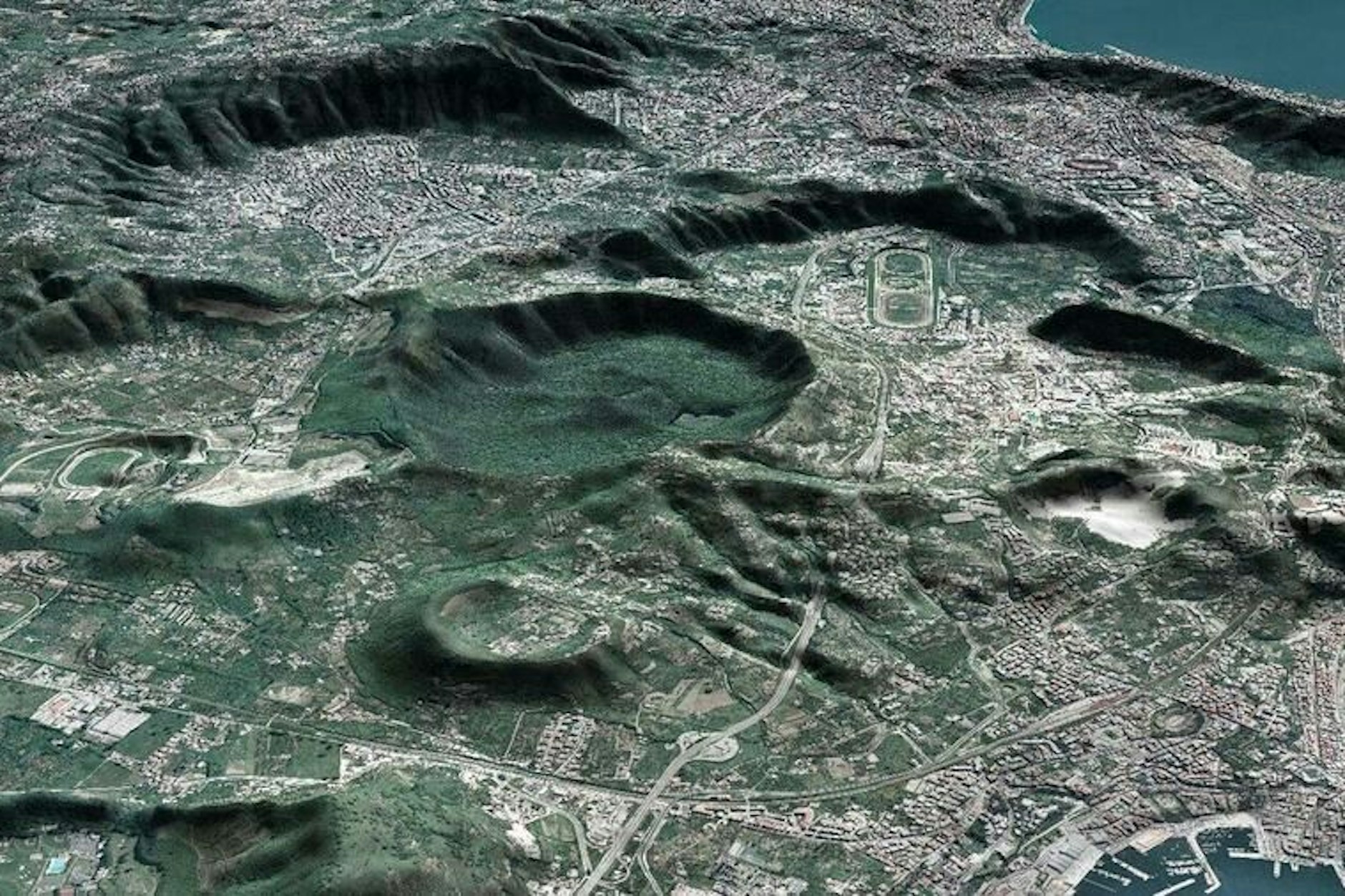 Eine von Kratern übersäte, dicht besiedelte Vulkanlandschaft: die Phlegräischen Felder nicht weit von Neapel im Süden Italiens.