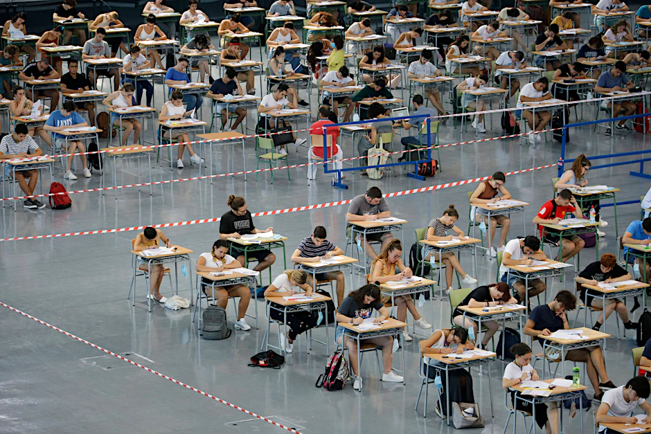 Abschreiben und spicken verboten:  Geschummelt wurde aber schon immer bei Prüfungen. Auch an der Universität. In Berlin wurde jetzt eine Studentin exmatrikuliert.