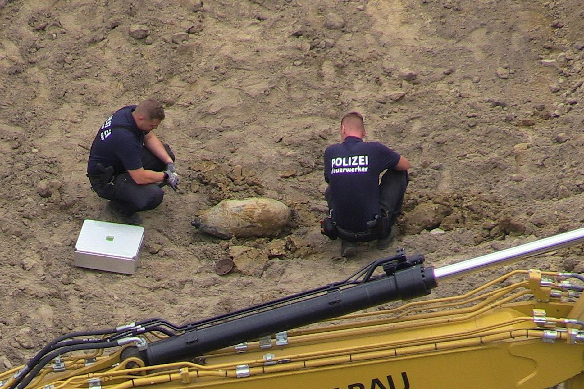 Bei Bauarbeiten in Berlin-Hohenschönhausen ist am Mittwochvormittag Kriegsmunition entdeckt worden. Rund um den Fundort an der Landsberger Allee wurde ein Sperrkreis mit einem Radius von 500 Metern eingerichtet, sagte eine Polizeisprecherin. 