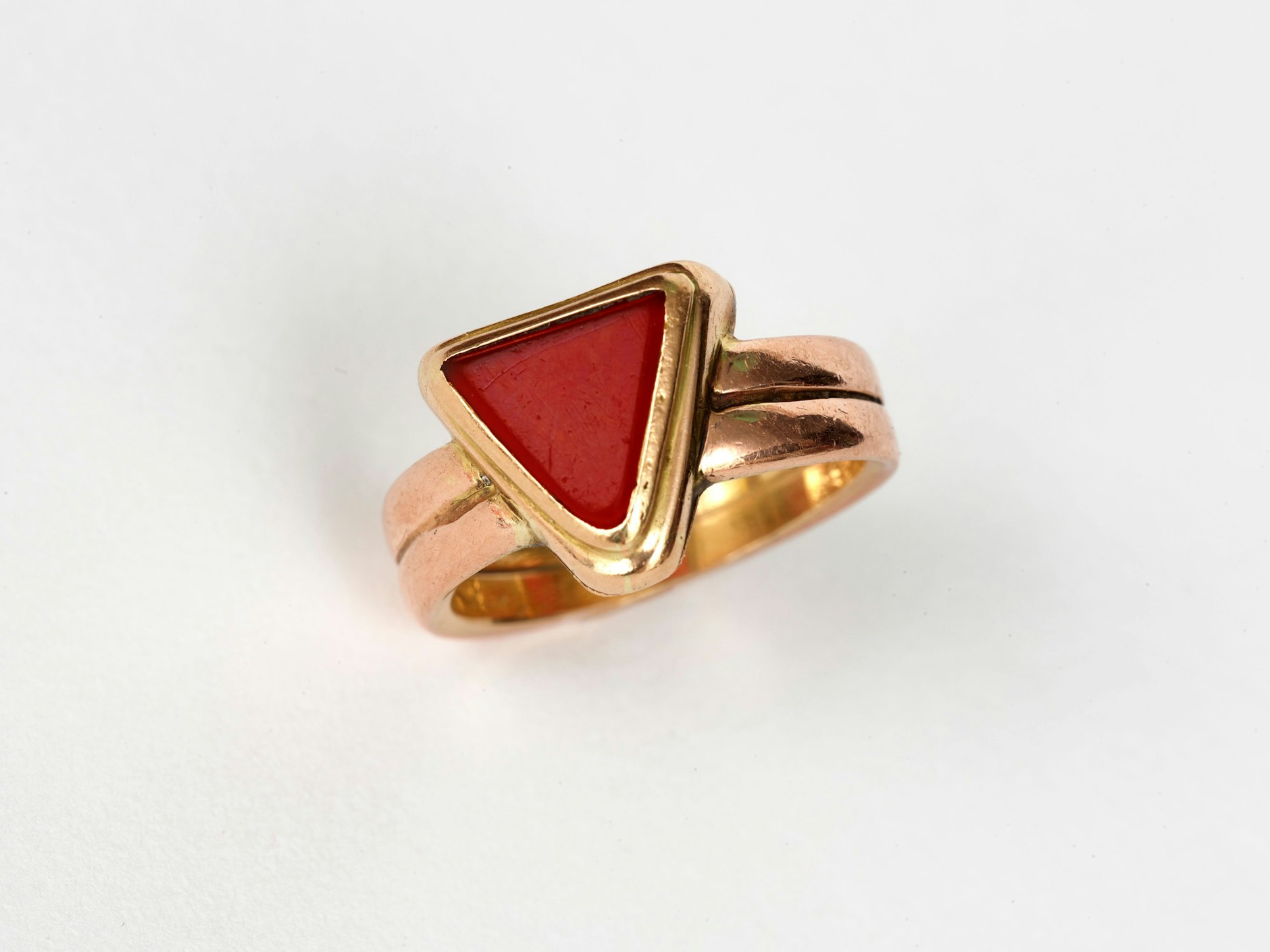 Doppelehering von Emma Biermann (Wolf Biermanns Mutter), den sie nach der Ermordung von Dagobert anfertigen ließ. Die Ringe sind durch einen roten Winkel zusammengefasst, mit dem im Vernichtungslager Auschwitz politisch Häftlinge markiert wurden.