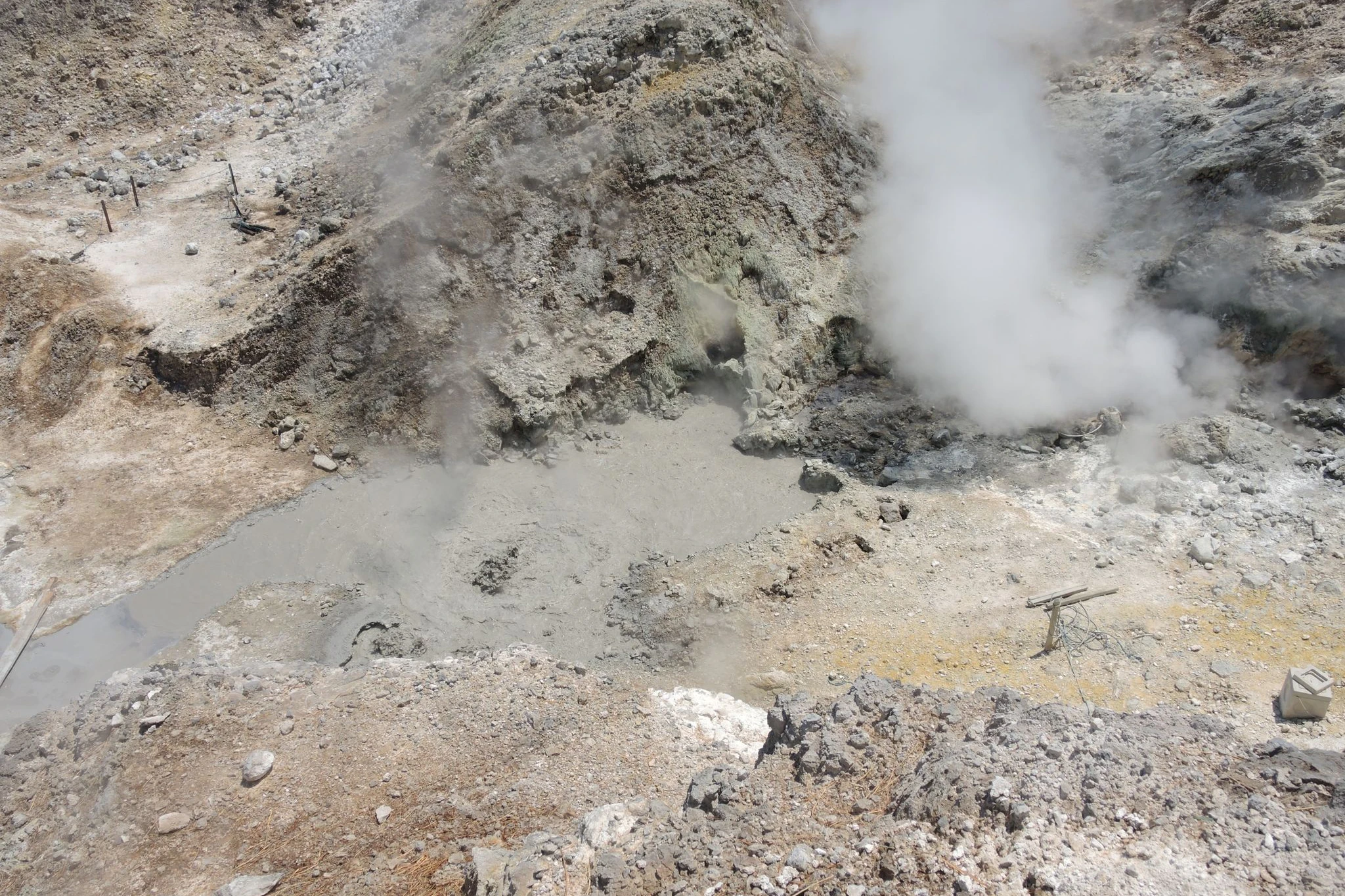 Im Solfatara-Krater der Phlegräischen Felder zischt und brodelt es.