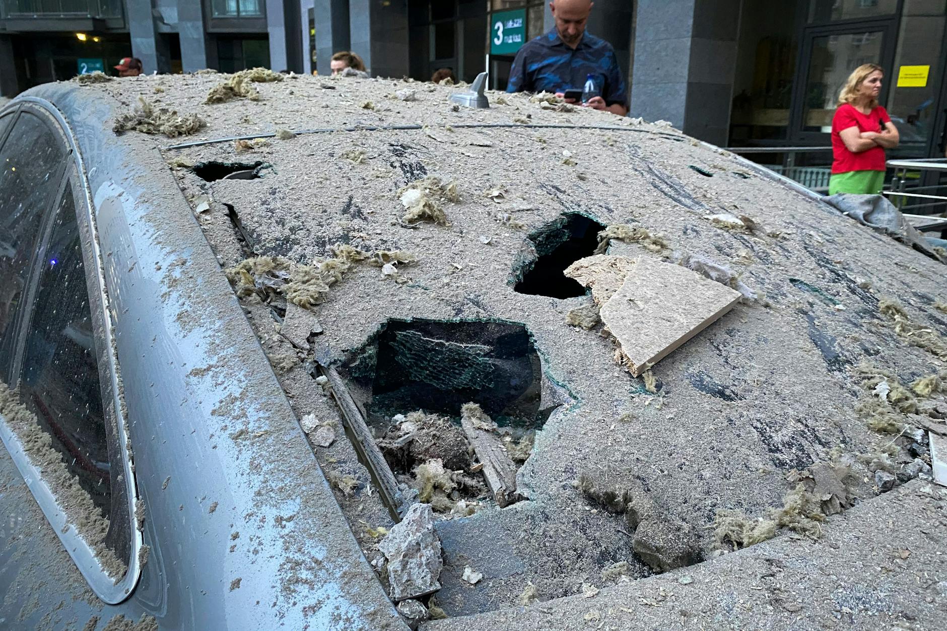 Ein beschädigtes Auto in Kiew nach einem russischen Angriff