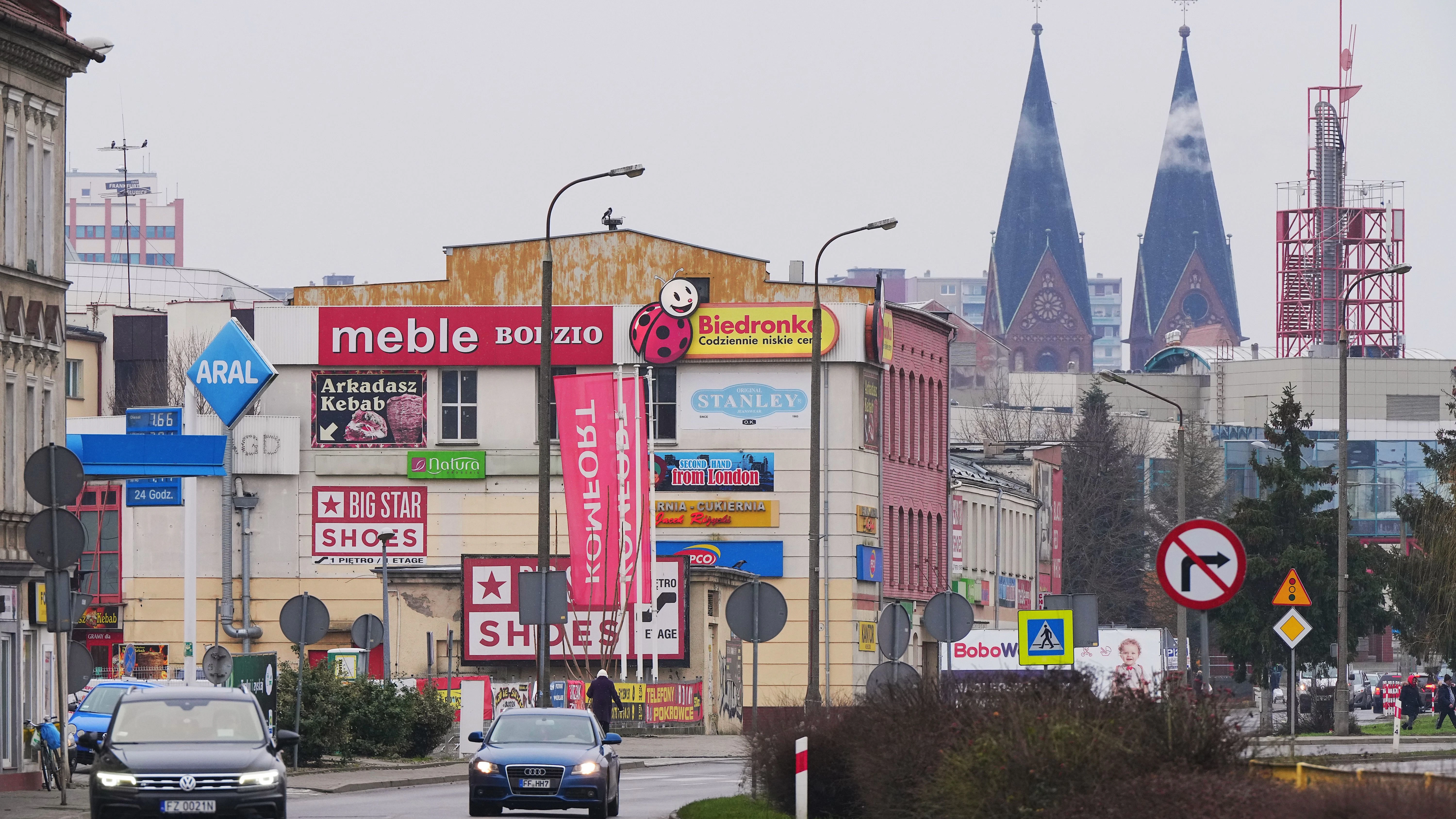 Auch ein Grund für den Umzug: In Polen sind Preise und Lebenshaltungskosten niedriger als in Deutschland. Und die alte Heimat. Wie hier im polnischen Slubice: Im Hintergrund sieht man die Türme der Georgs-Kirche von Frankfurt (Oder).
