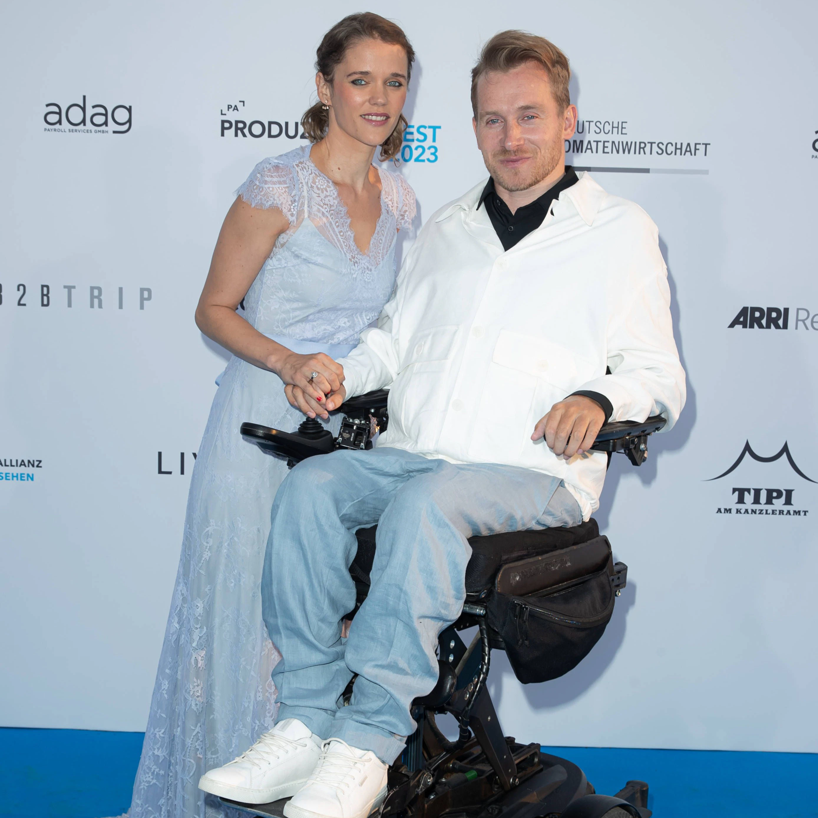 Auch beim Produzentenfest wird Samuel Koch von seiner Frau Sarah begleitet.