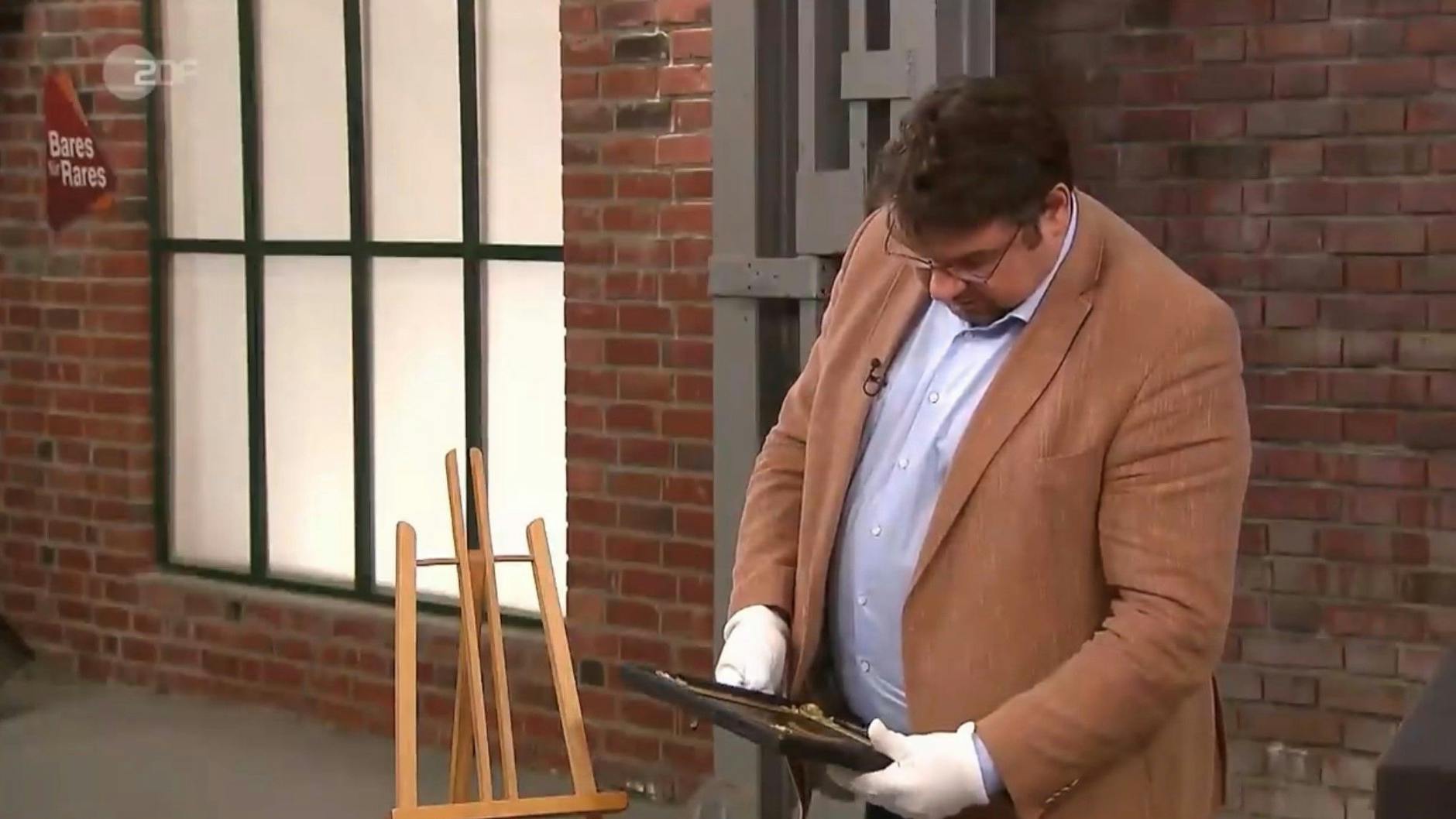 „Bares für Rares“-Händler Daniel Meyer begutachtet das Jesus-Gemälde.