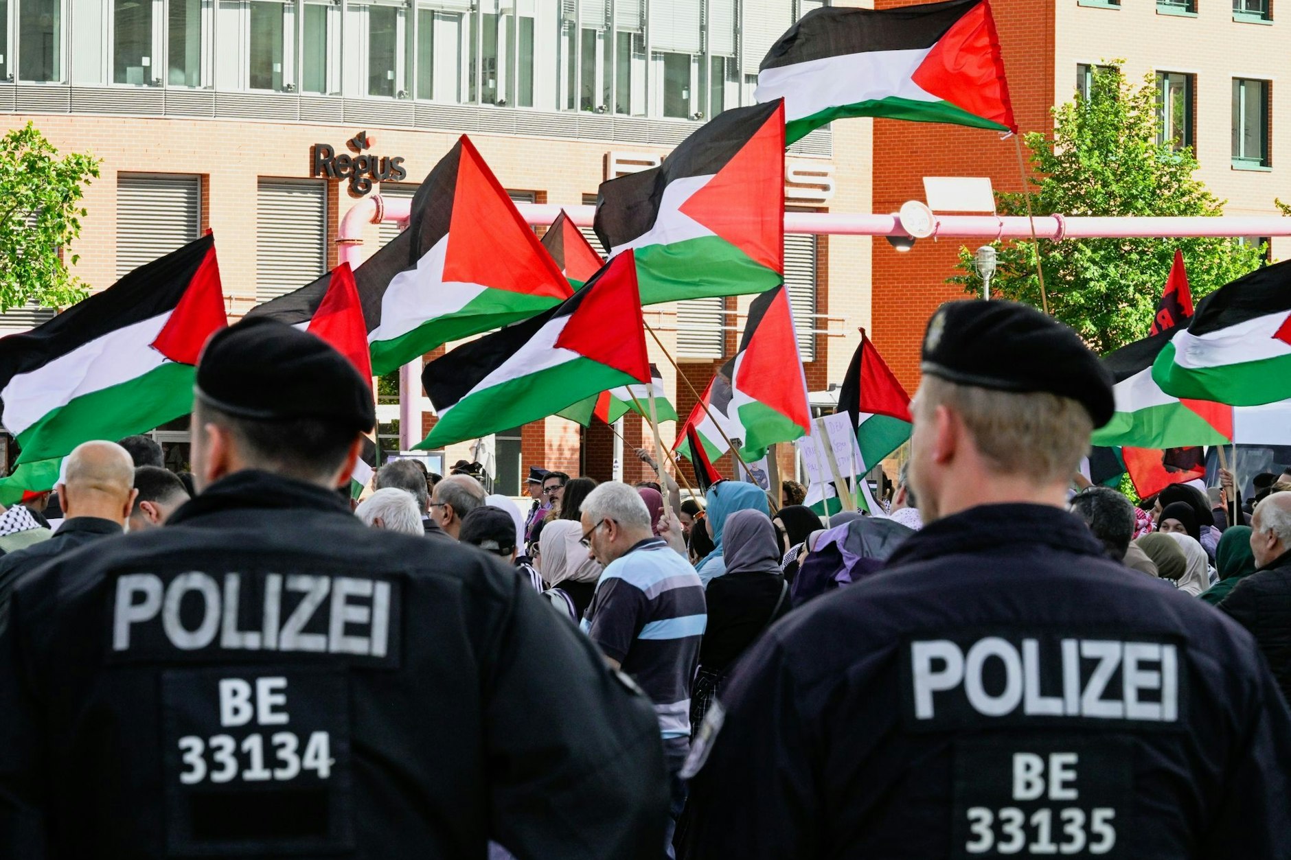 Polizisten sichern am Potsdamer Platz die Demonstration gegen die israelische Militäroperation in Dschenin ab.