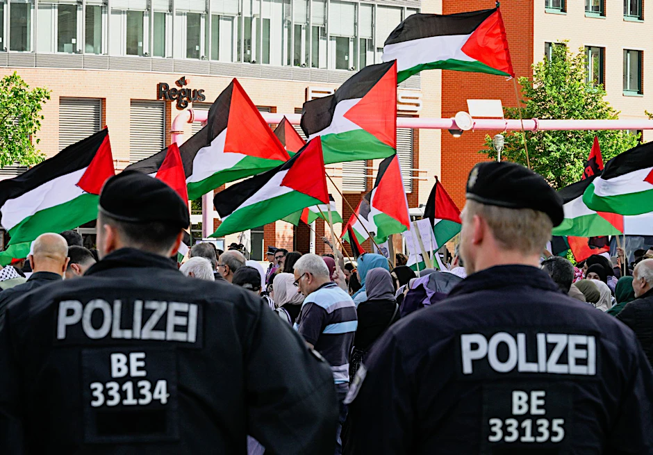 Polizisten sichern am Potsdamer Platz die Demonstration gegen die israelische Militäroperation in Dschenin ab.