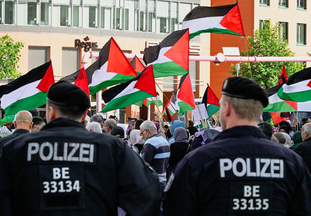 „Freiheit für Palästina“: Berliner demonstrieren gegen Israels Militäroperation
