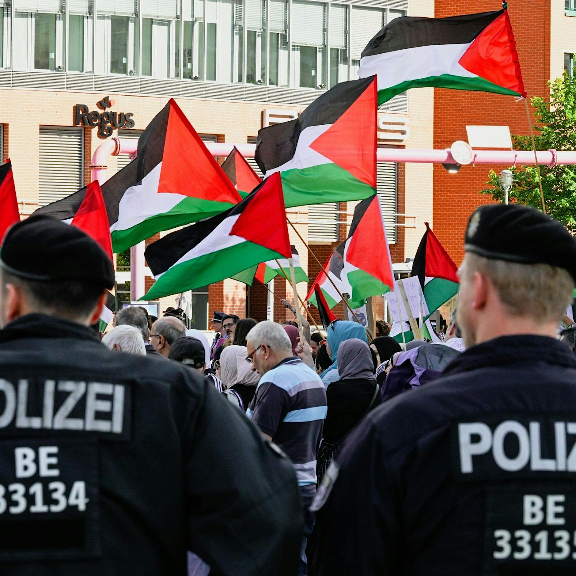 „Freiheit für Palästina“: Berliner demonstrieren gegen Israels Militäroperation