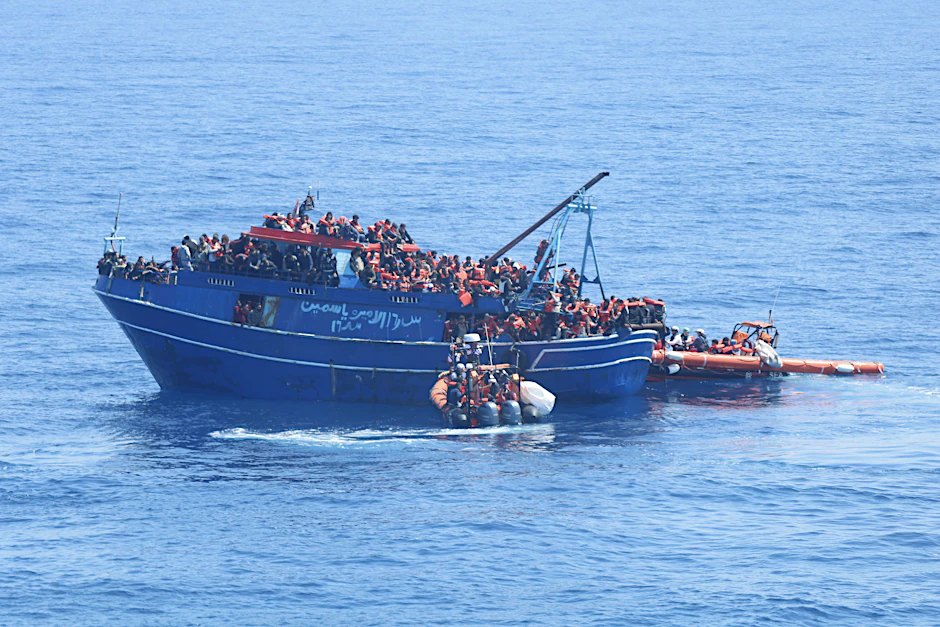 Mit Schlauchbooten retten Mitarbeiter der Organisation „Ärzte ohne Grenzen“ Ende Mai Migranten im Mittelmeer von einem Boot in Seenot.