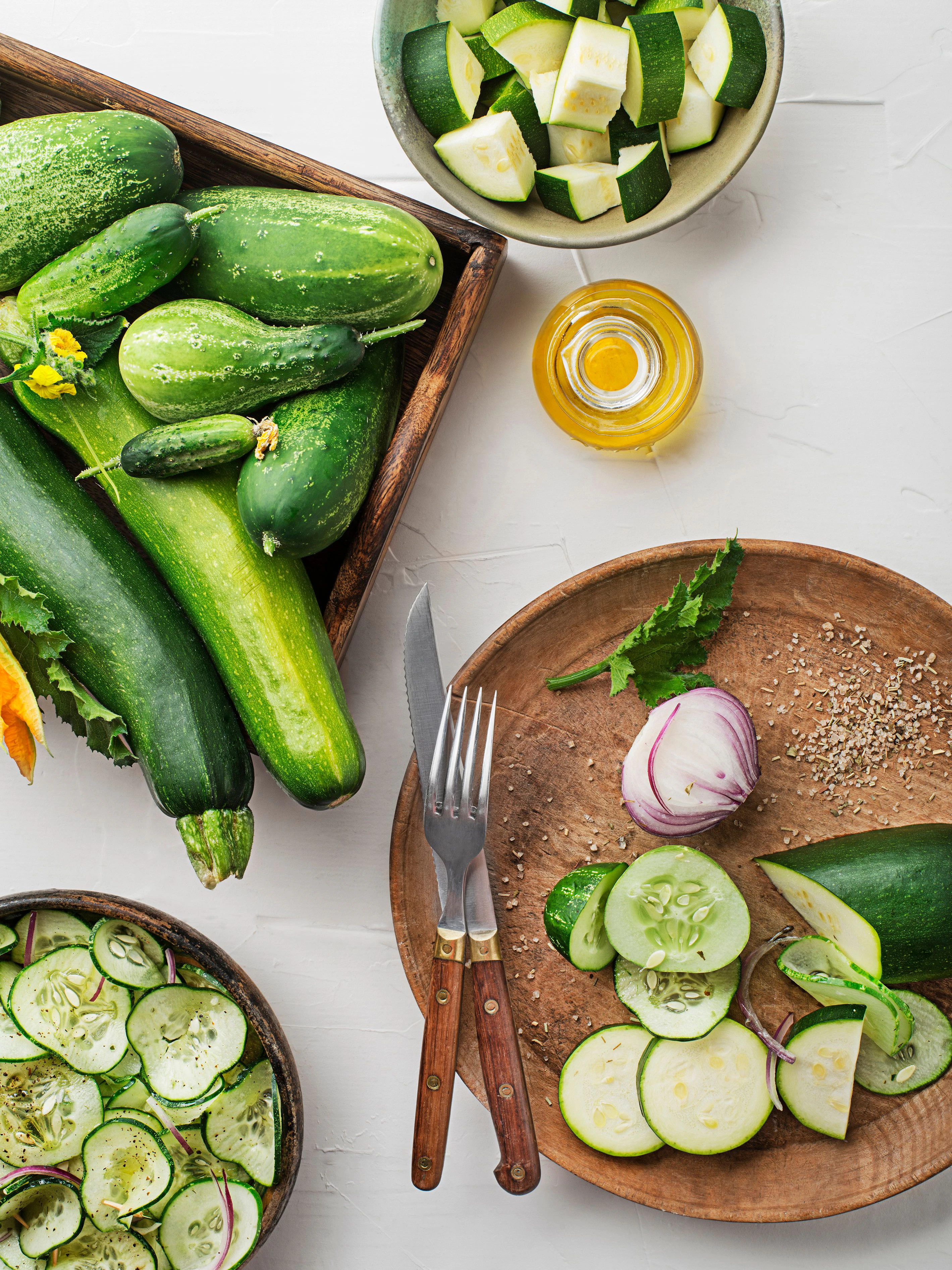 Aus Zucchini können Sie mit diesem Rezept ganz leicht einen köstlichen Salat machen.