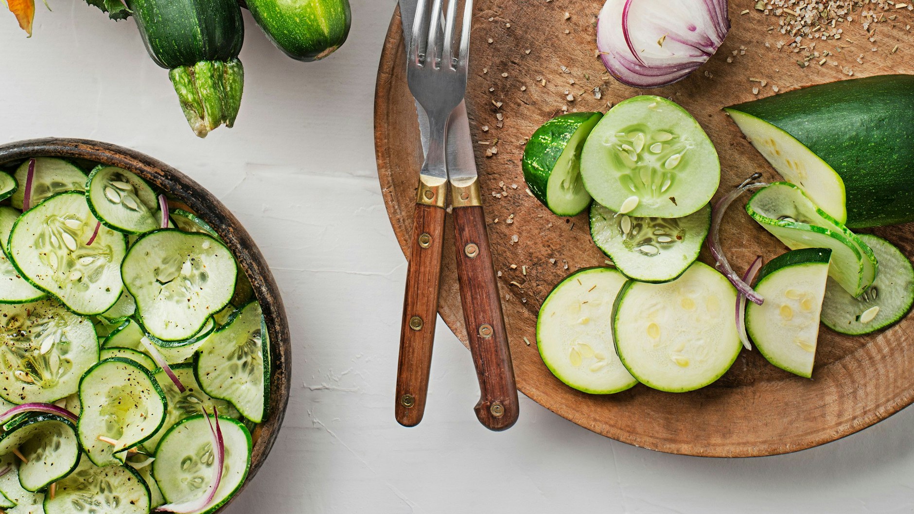 Aus Zucchini können Sie mit diesem Rezept ganz leicht einen köstlichen Salat machen.