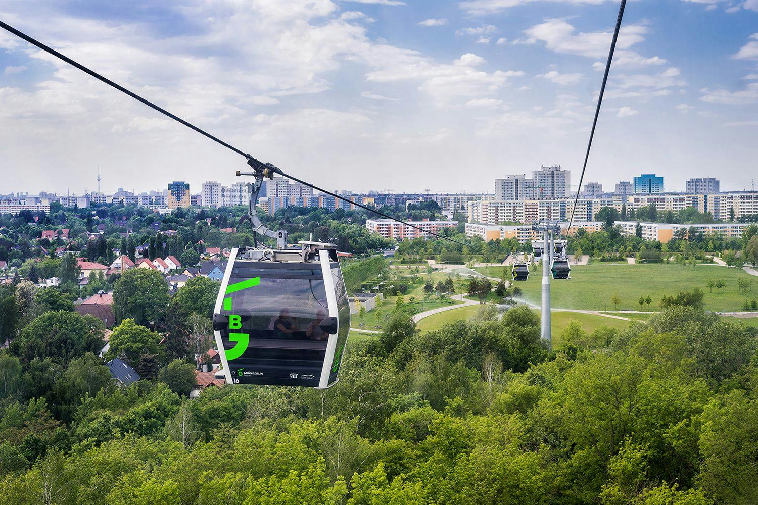 In den Gärten der Welt kann man mit einer Seilbahn alles von oben erkunden.