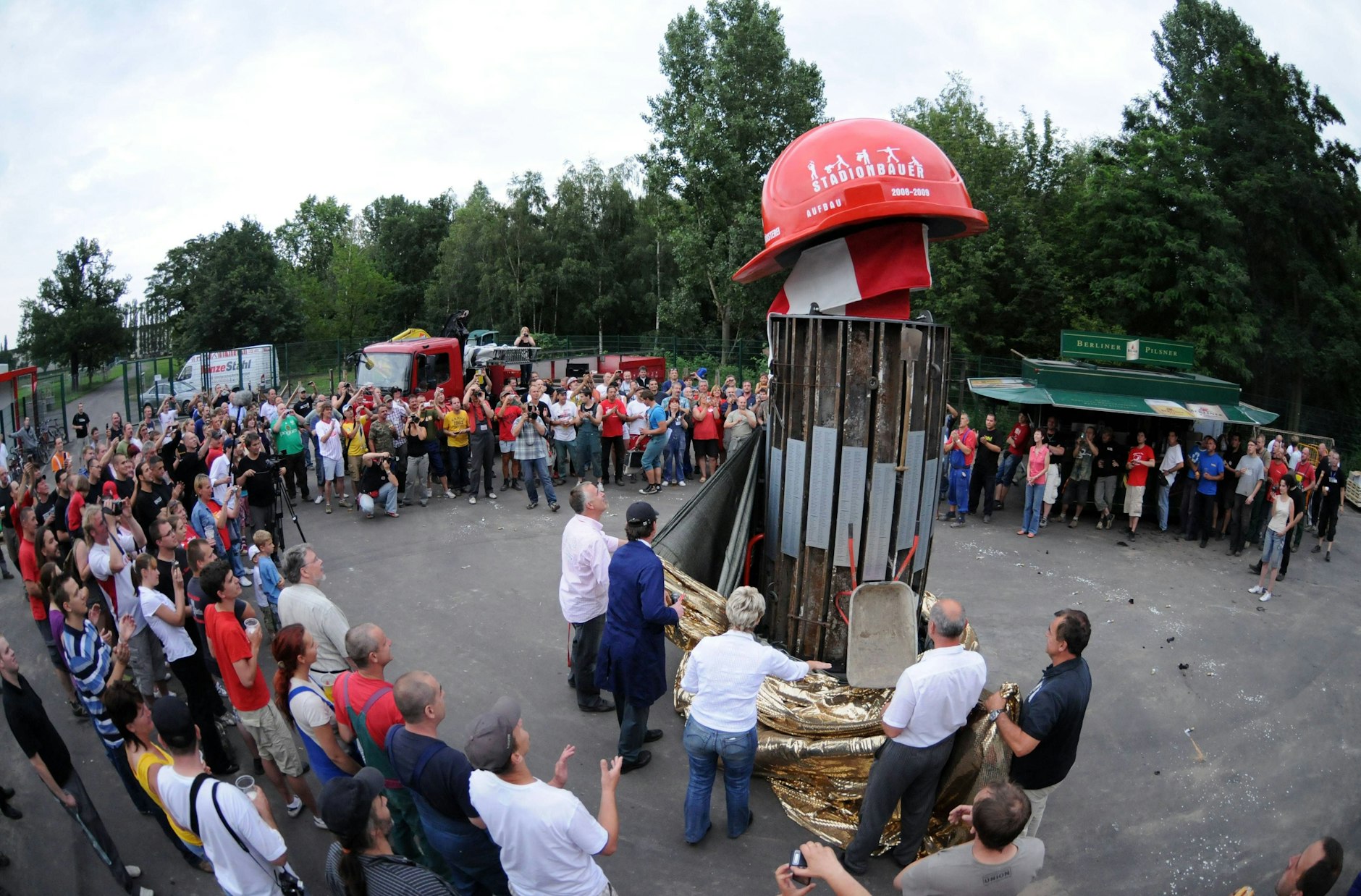 Präsident Dirk Zingler (Union Berlin, li.) enthüllt ein Denkmal für die zahlreichen Stadionbauer, welche über ein Jahr lang das heimische Stadion An der Alten Försterei freiwillig saniert haben.