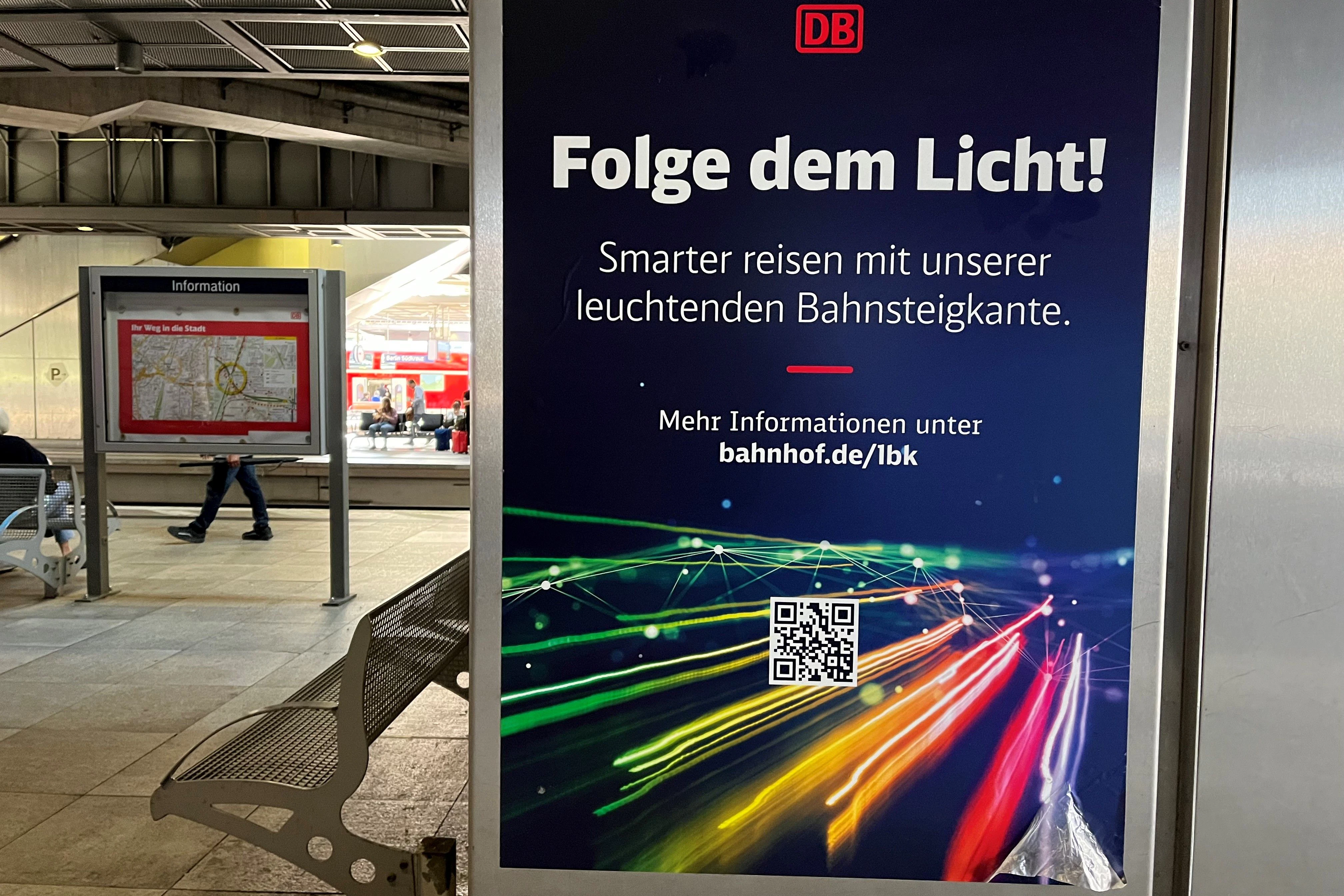 Ein Plakat wirbt am Gleis 1 des Bahnhofs Südkreuz für die leuchtende Bahnsteigkante.
