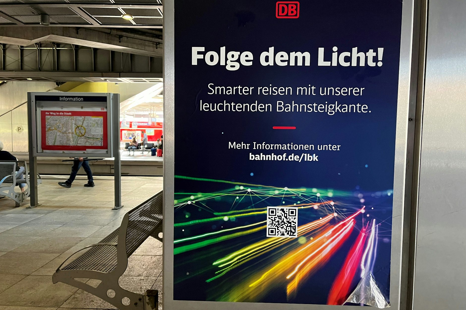 Ein Plakat wirbt am Gleis 1 des Bahnhofs Südkreuz für die leuchtende Bahnsteigkante.