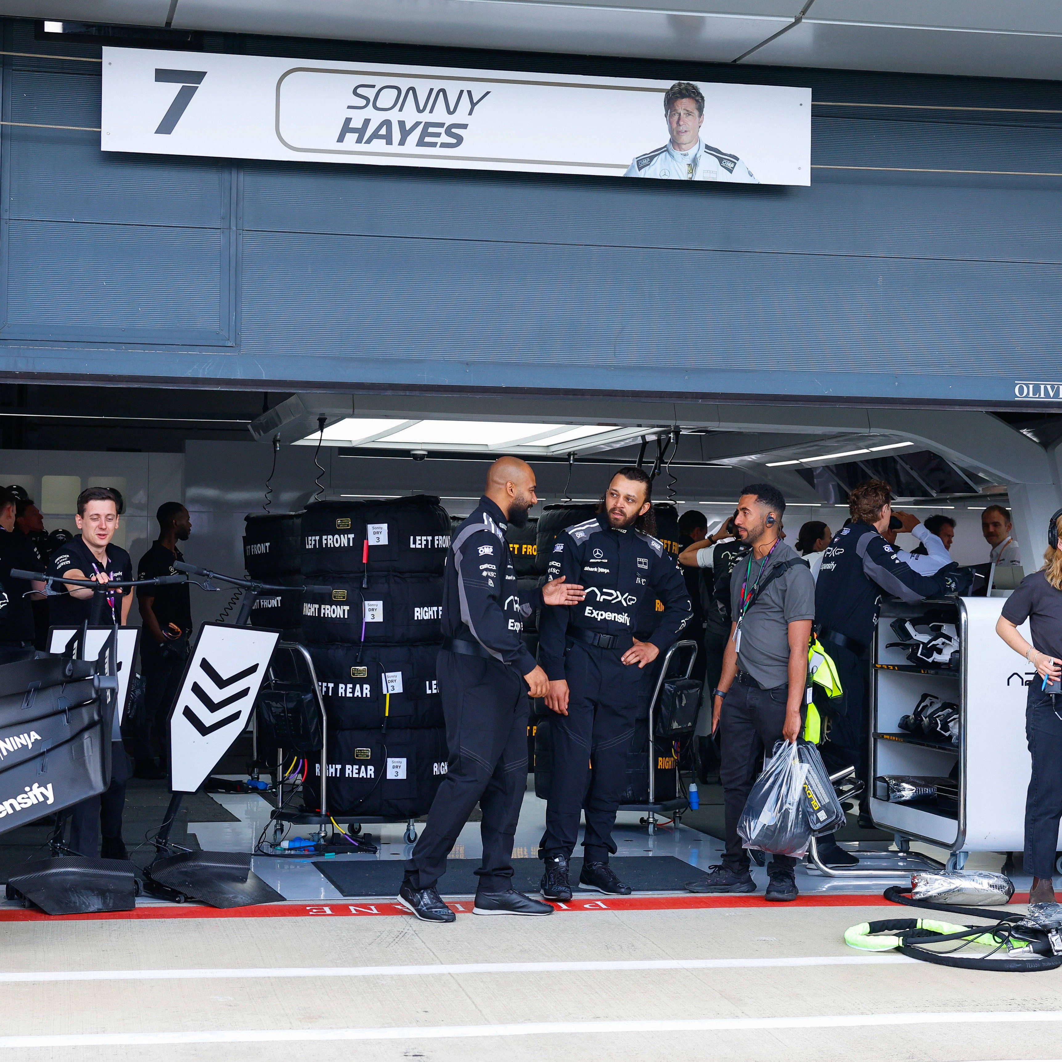 Genau wie ein echte Renngarage der Formel 1. Das fiktive APX-GP-Team ist in Silverstone dabei. Darüber ein Schild des Fahrers Sonny Hayes, gespielt von Brad Pitt.