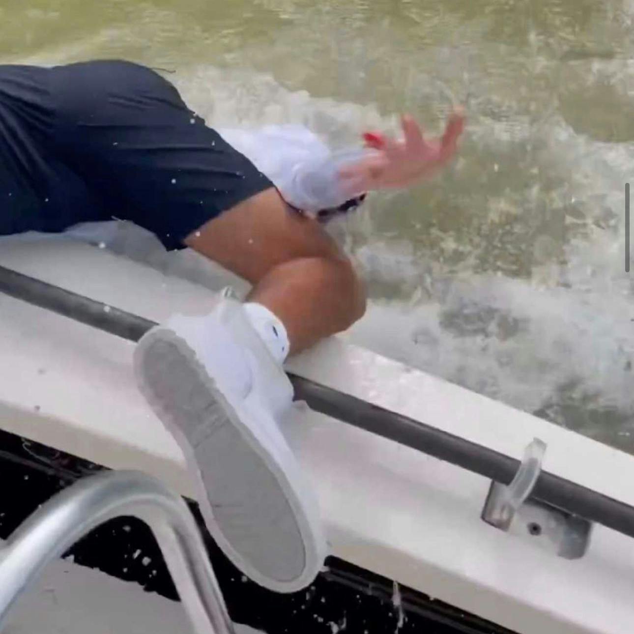 Ein Zitronenhau zog Nick unter Wasser.