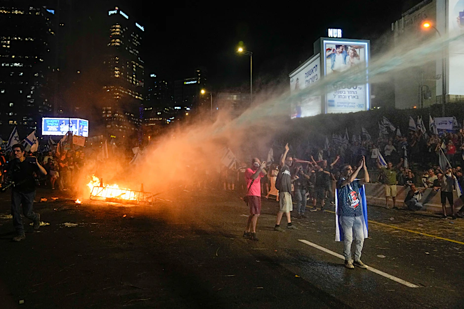 Die Polizei setzte Wasserwerfer ein, um die spontane Demonstration in Tel Aviv aufzulösen.&nbsp;