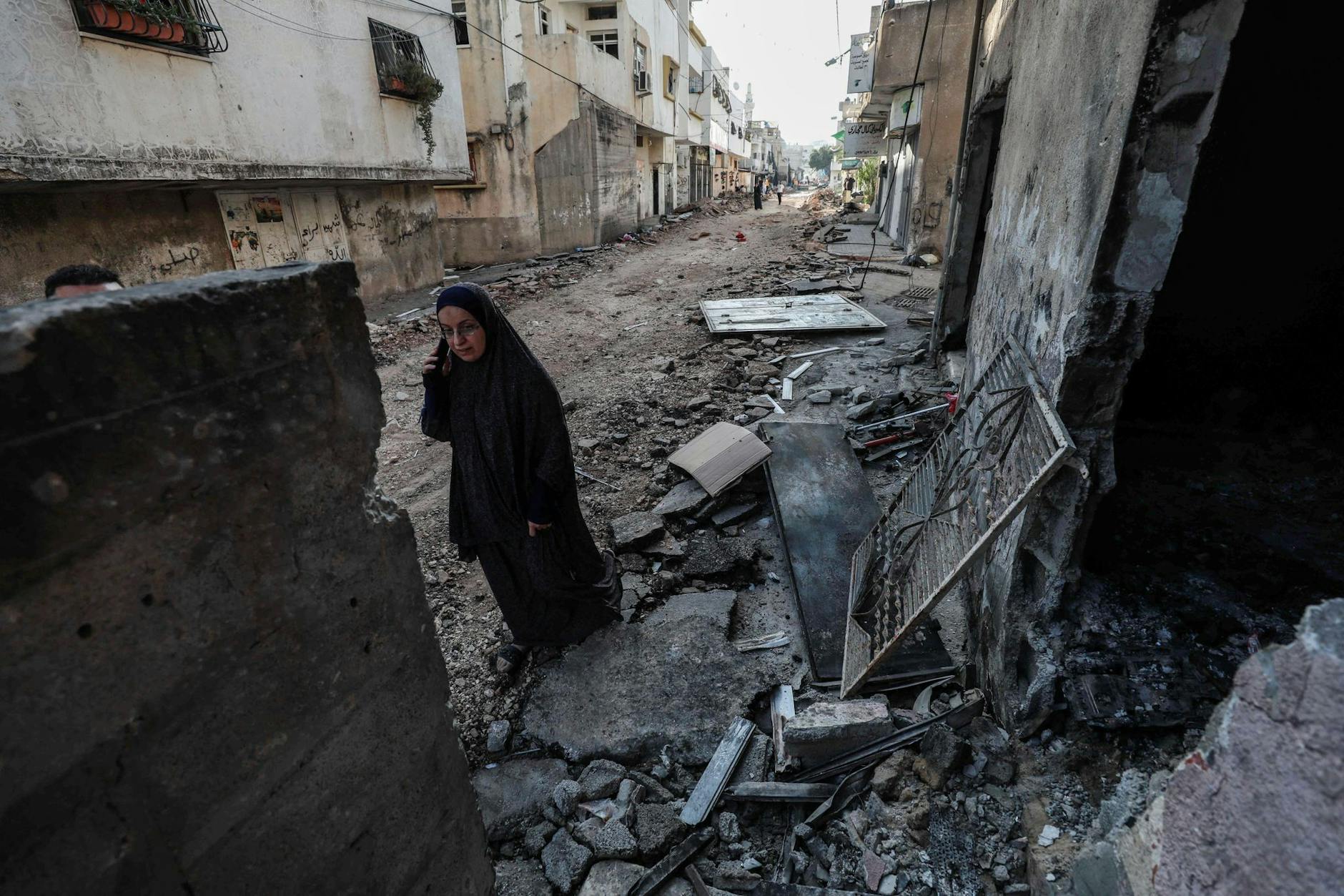 Eine Palästinenserin begutachtet die Schäden im Flüchtlingslager Dschenin nach der groß angelegten israelischen Militäroperation.