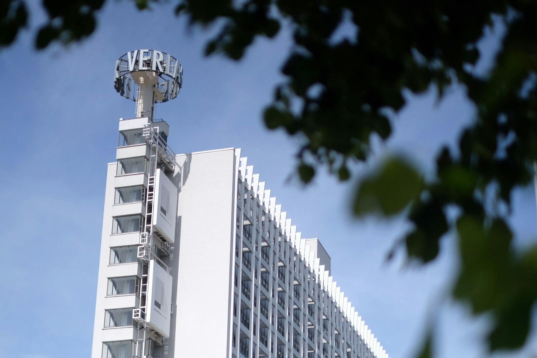 Das Logo auf dem „Haus des Berliner Verlages“ am Alexanderplatz in Berlin-Mitte