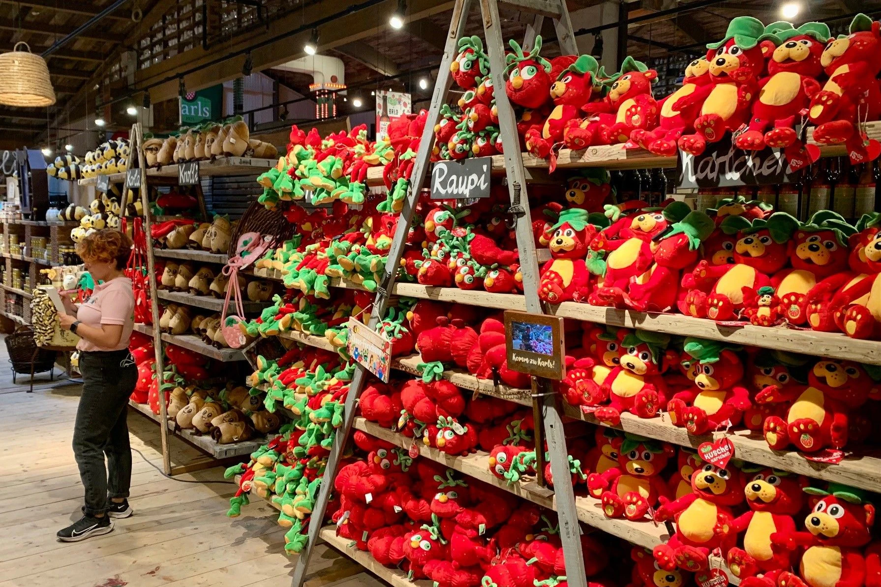 Die Versuchungen lauern überall: Die Verkaufsscheune ist riesig und bietet alles Erdenkliche - und fast immer hat es mit Erdbeeren zu tun.