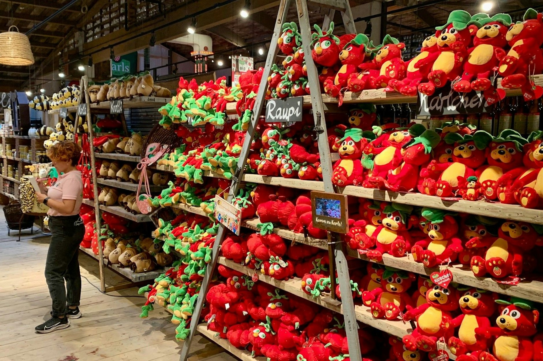 Die Versuchungen lauern überall: Die Verkaufsscheune ist riesig und bietet alles Erdenkliche - und fast immer hat es mit Erdbeeren zu tun.