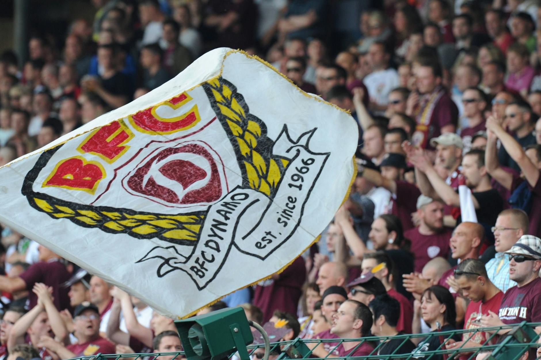 Das Logo des Berliner Fußballclub Dynamo auf einer Fan-Fahne.