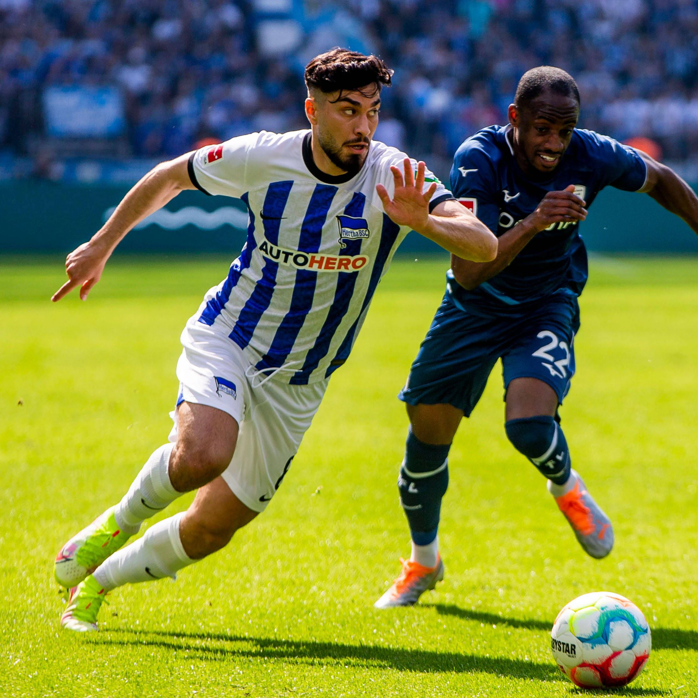 Herthas Suat Serdar im Duell mit Bochums Christopher Antwi-Adje. Es half nichts! Die Blau-Weißen stiegen nach dem 1:1 gegen den VfL am 33. Spieltag ab.