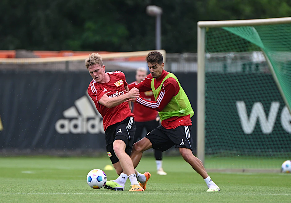 Mikkel Kaufmann (l.) – hier im Zweikampf mit Diogo Leite – ist derzeit der einzige Neuzugang im Training des 1. FC Union.