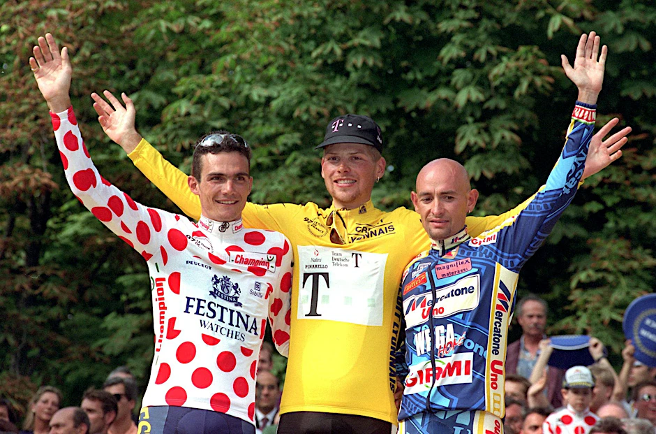 Jan Ullrich gewann 1997 als erster und seitdem einziger Deutscher die Tour de France, steht auf dem Podium mit dem&nbsp;zweitplatzierten Franzose Richard Virenque (l) und dem Italiener Marco Pantani.&nbsp;
