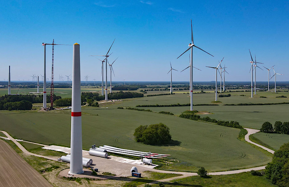 Baustelle für eine neue Windenergieanlage. Rotorblätter sind nach&nbsp;Darstellung eines&nbsp;Entsorgungsverbandes so gebaut, dass ihre Bestandteile nicht gut wiederverwertet werden können. Das sorgt für Frust in der Recyclingbranche (Archivbild).