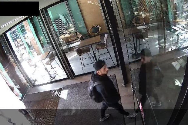 Die Polizei fahndet nach diesem Tatverdächtigen. 