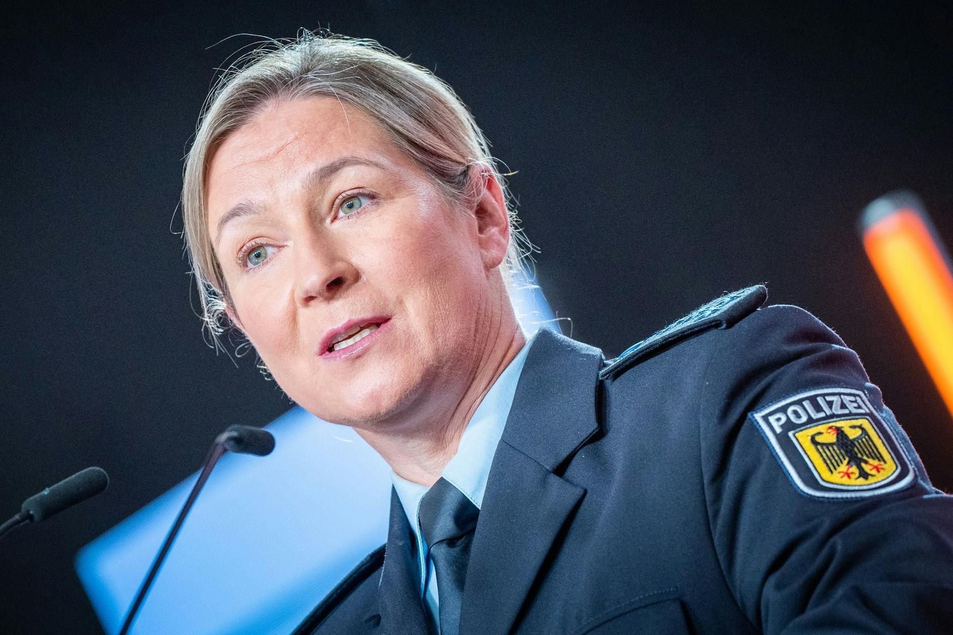 Claudia Pechstein spricht in ihrer Polizei-Uniform beim CDU-Grundsatzkonvent. 