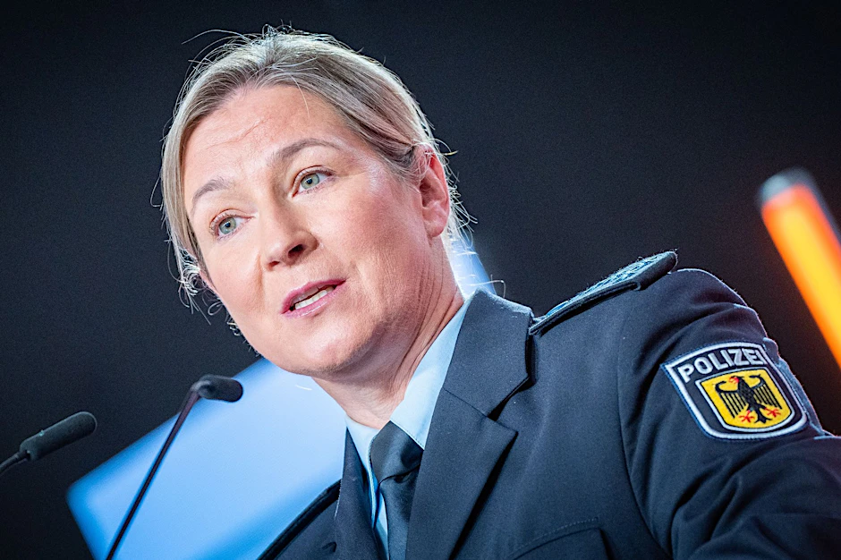 Claudia Pechstein spricht in ihrer Polizei-Uniform beim CDU-Grundsatzkonvent.&nbsp;