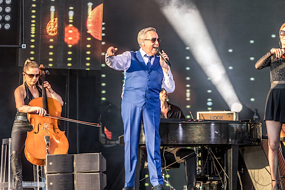Schlagersänger Roland Kaiser bei einem Konzert in Leipzig