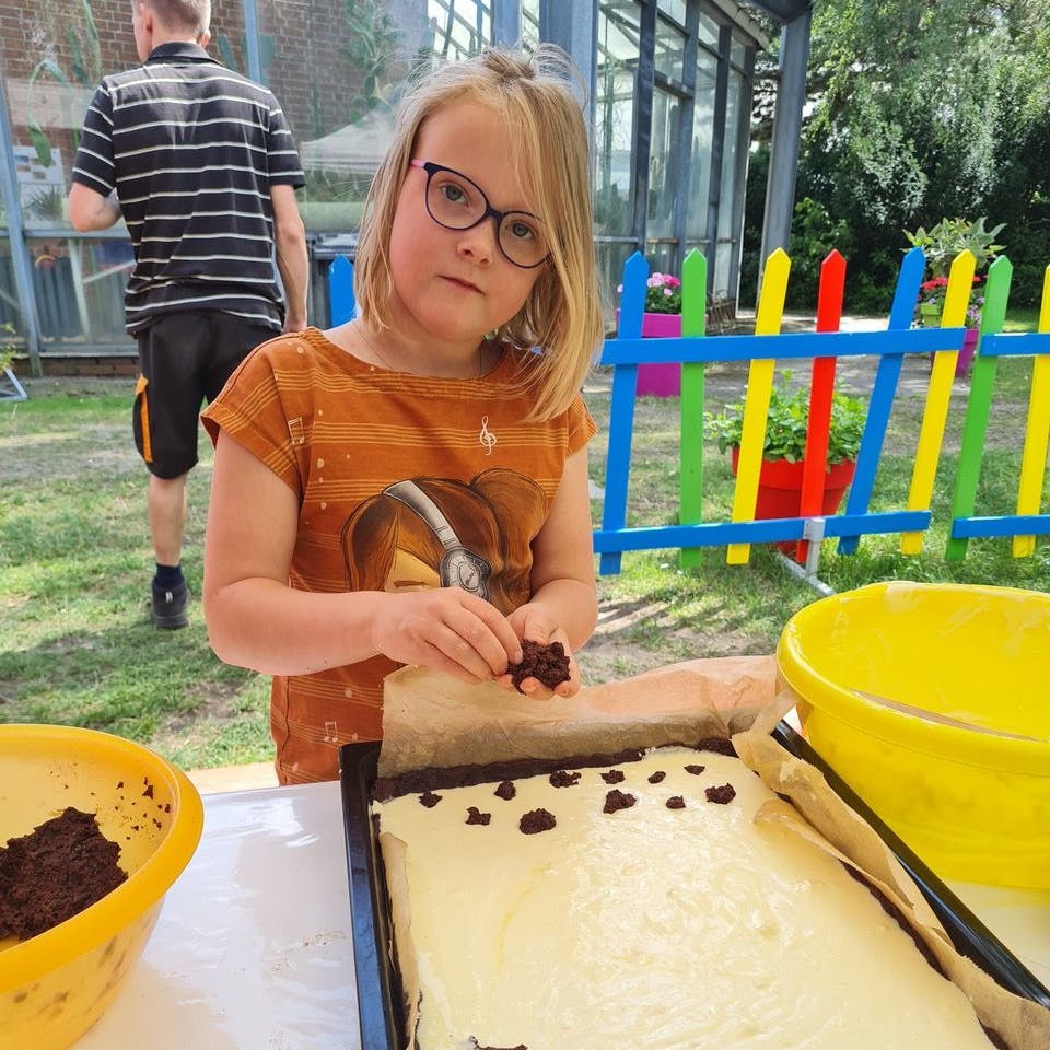 In der FEZitty können Kinder verschiedene Berufe ausprobieren – Testkind Ruby versucht sich als Bäckerin.