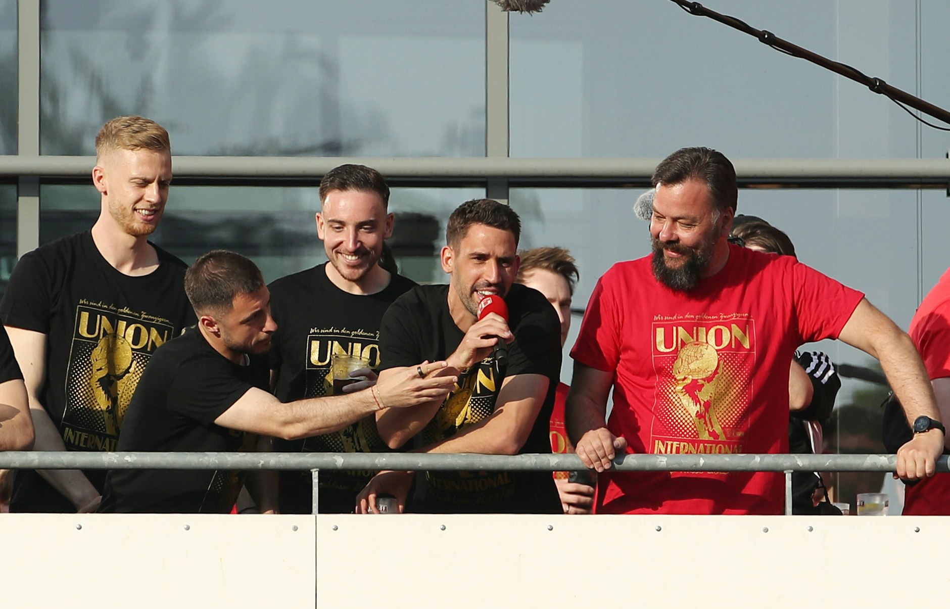 Rani Khedira schoss in dieser Partie das entscheidende Tor, ließ sich im Anschluss mit seinen Mitspielern vom Stadionbalkon aus feiern.