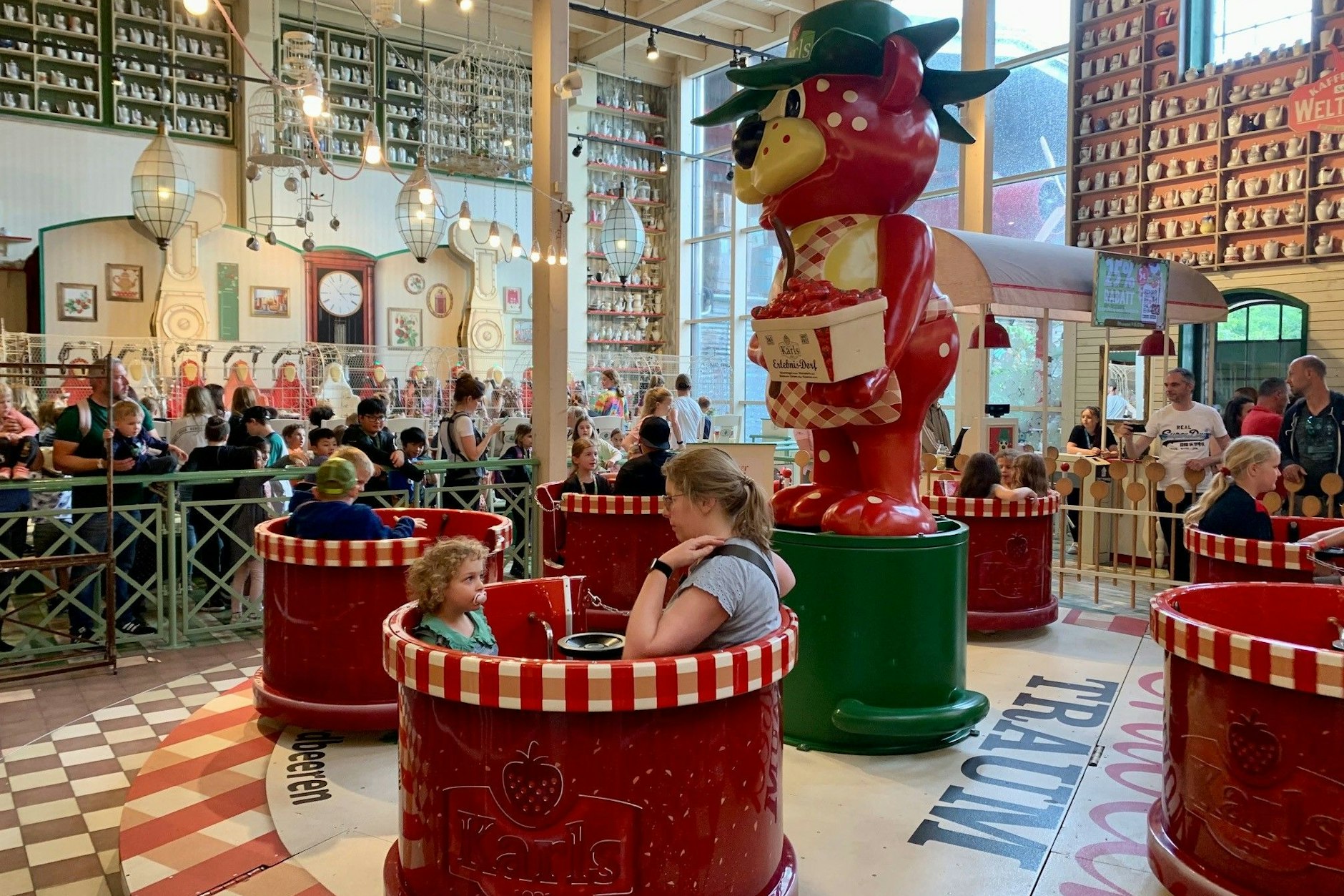 Die Attraktionen sind hier dicht gedrängt – und die Farbe Erdbeerrot ist allgegenwärtig.