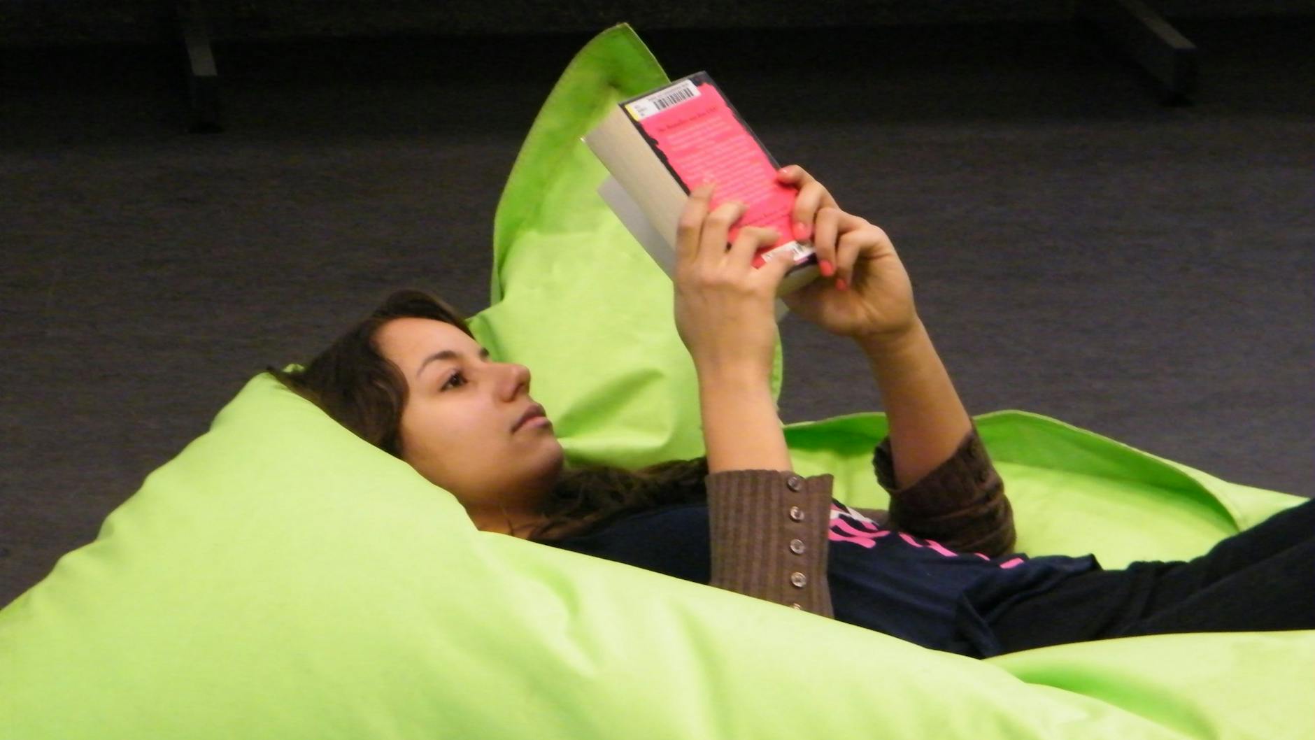 In jeder Bibliothek gibt es gemütliche Leseecken, die zum Verweilen einladen.